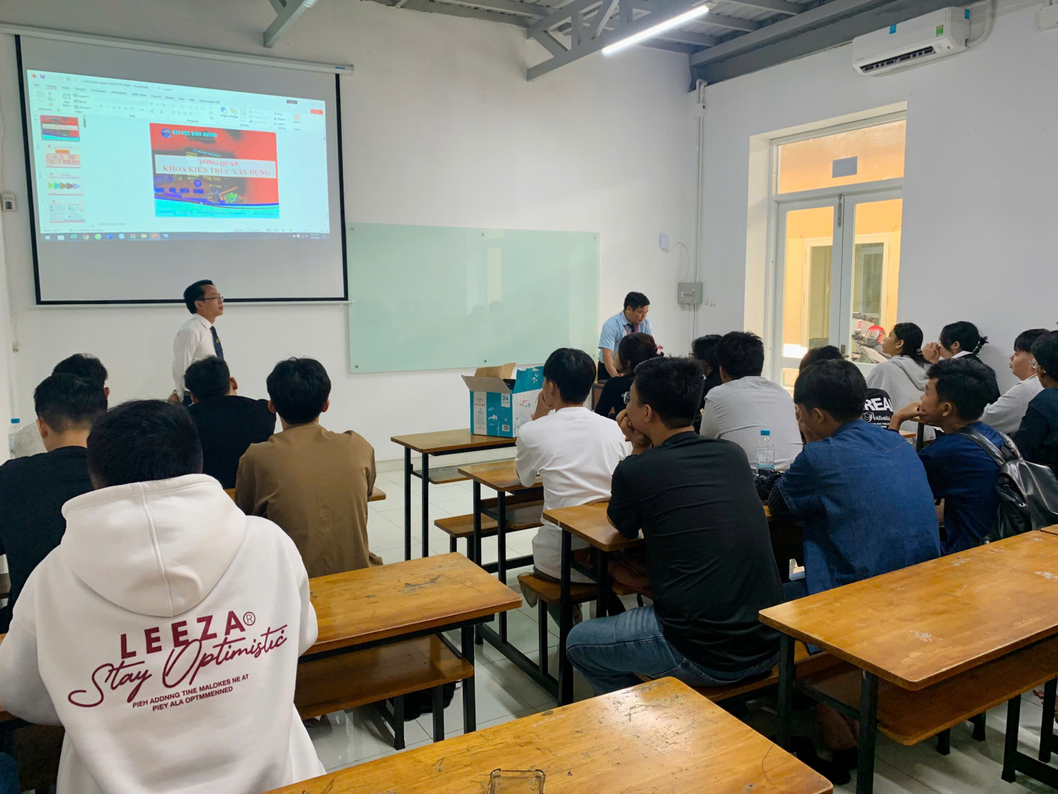 KHOA KIẾN TRÚC – XÂY DỰNG GẶP GỠ, CHÀO ĐÓN TÂN SINH VIÊN K29 TRONG NGÀY ĐẦU TIÊN NHẬP TRƯỜNG